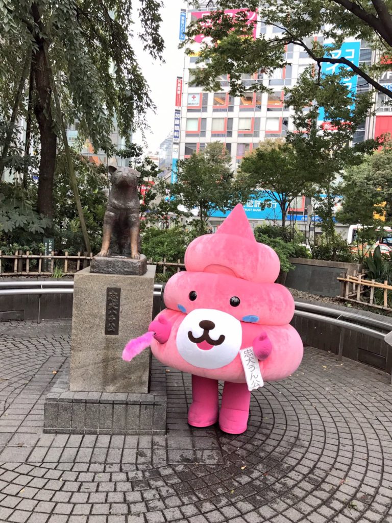 Weird Japanese mascots - Soft Kuriinu beside Hachiko statue