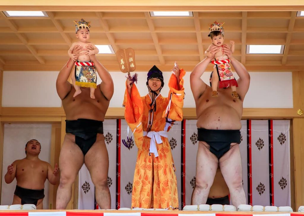 Naki Sumo Baby Crying Contest - 2 sumo wrestlers raise babies in the air