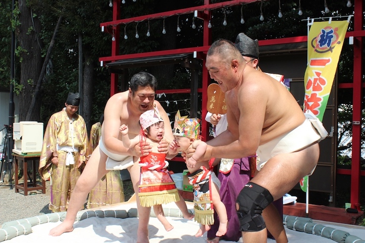 Naki Sumo Baby Crying Contest - 2 sumo wrestlers make babies cry 