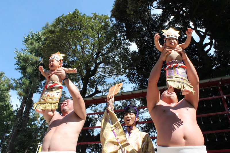 Naki Sumo Baby Crying Contest - sumo wrestlers raising babies up in the air