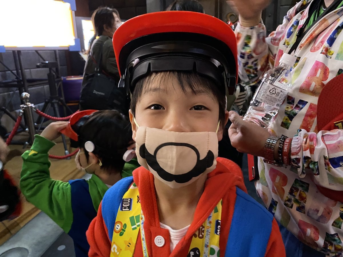 super nintendo world guide - Happy boy during the Mario AR ride