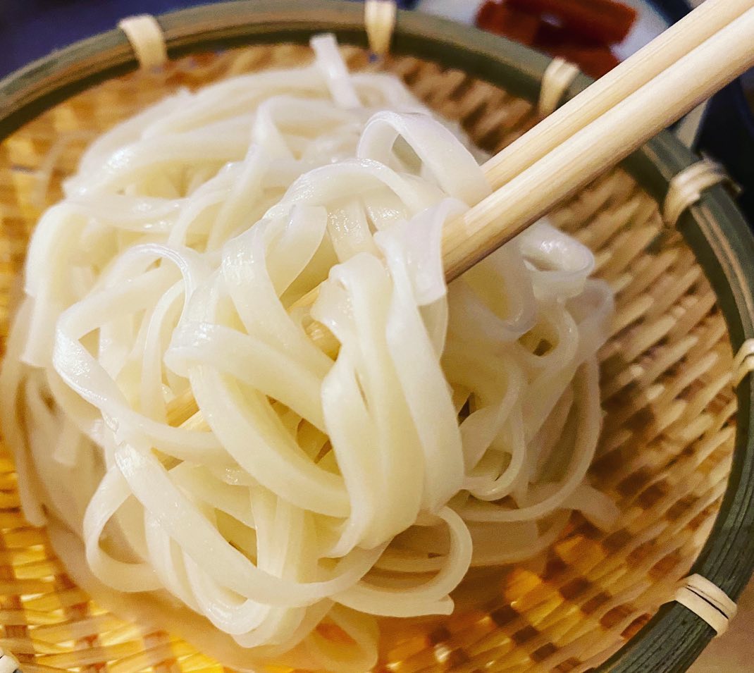 types of udon - inaniwa udon with chopsticks
