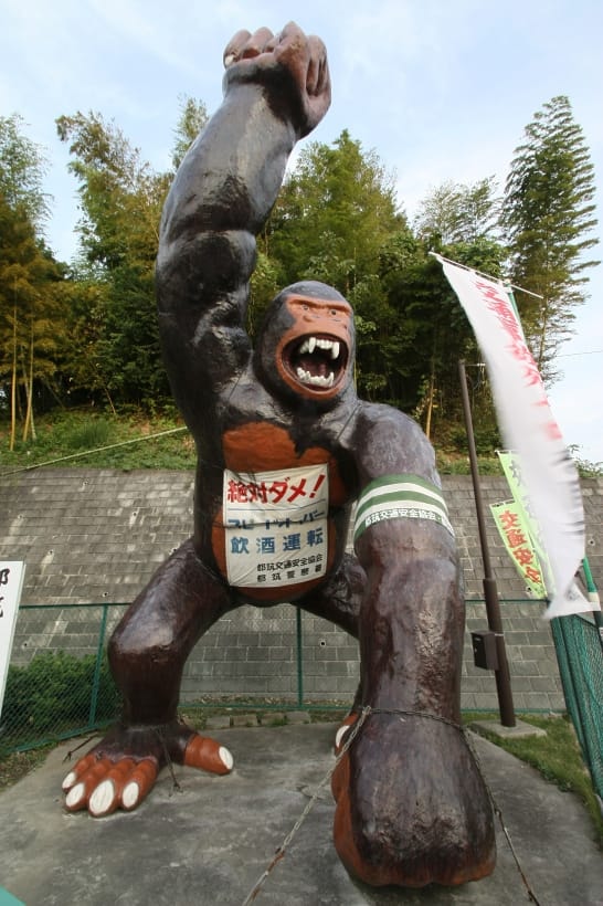 squid statue noto - gorilla statue