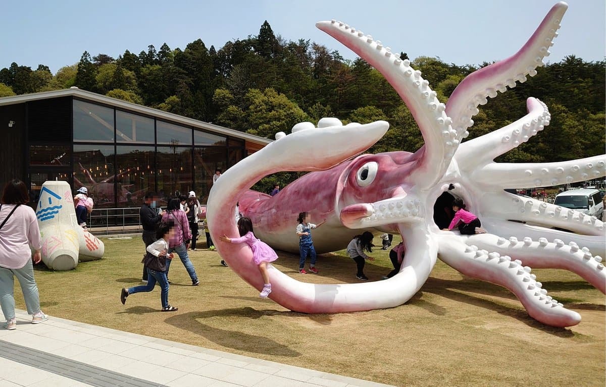 squid statue noto - kids playing