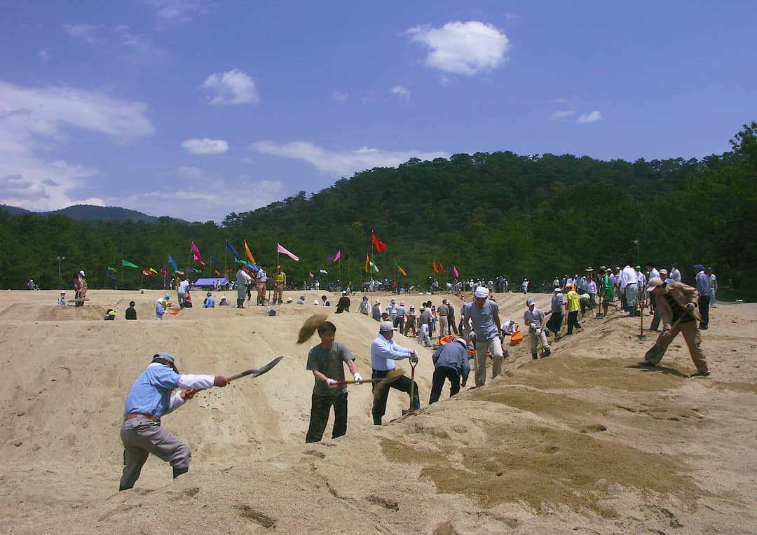 kotohiki park in kagawa - volunteers maintaining sand art