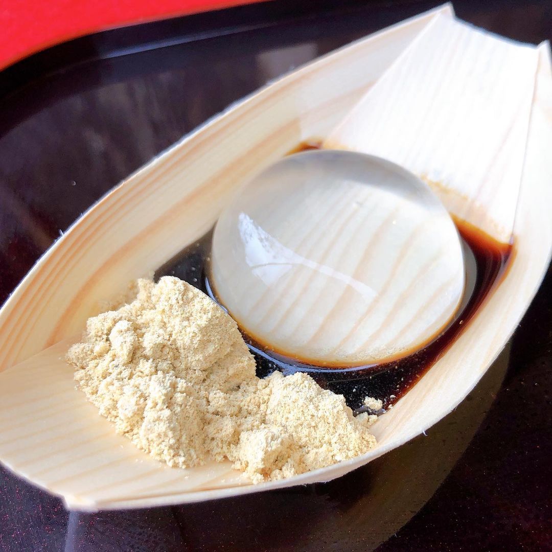 Wagashi - raindrop cake mizu shingen mochi