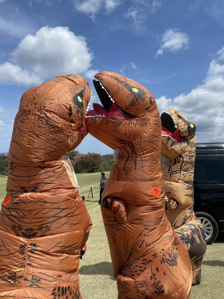 Dinosaur race in Japan - runners in t-rex suits 