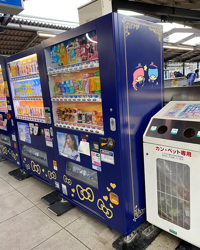 hello kitty train station - vending machines