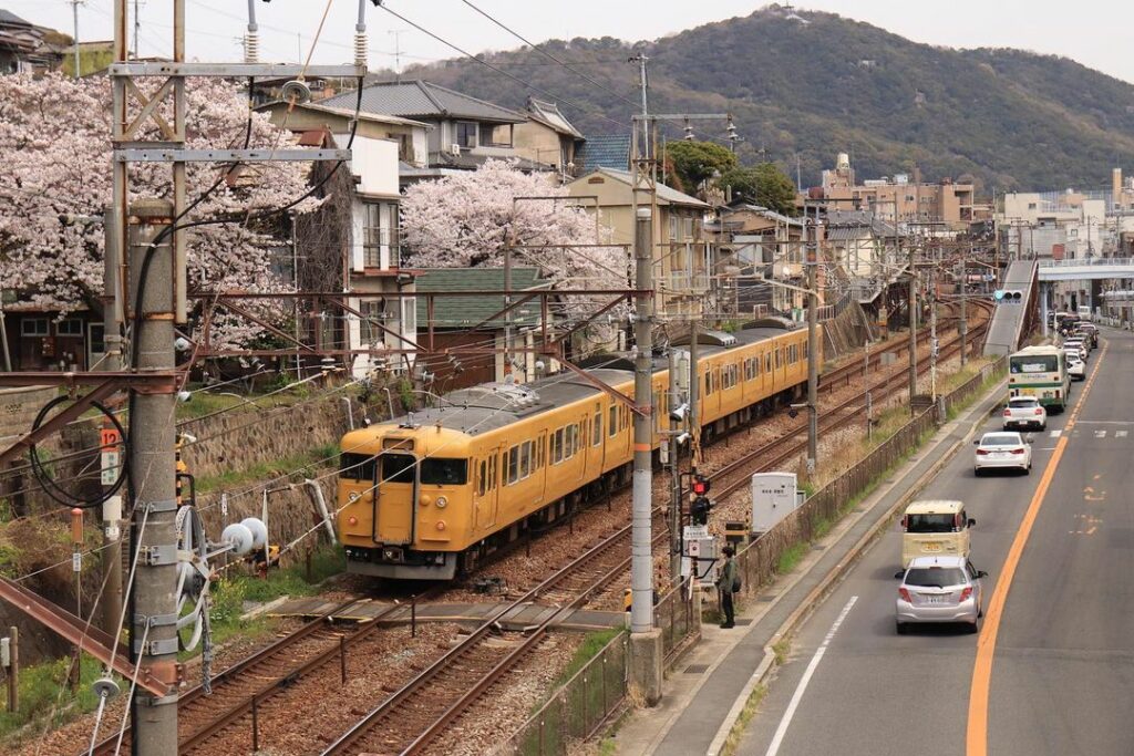 Onomichi - yellow train passing