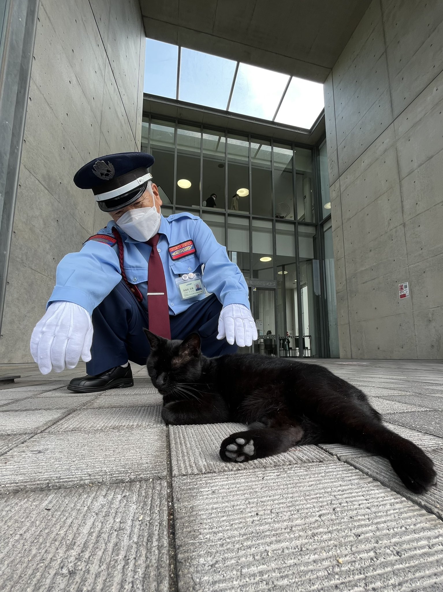 Onomichi City Museum Of Art - ken chan with guard