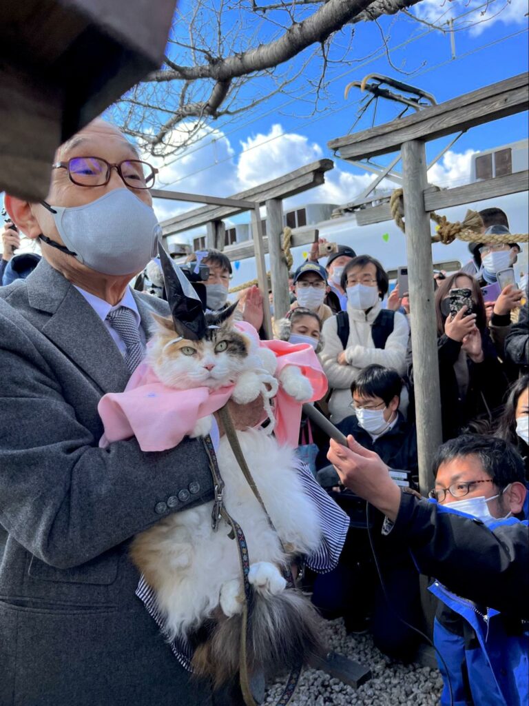 nitama cat priest - Nitama and the president of Wakayama Electric Railway, Mitsunobu Kojima.