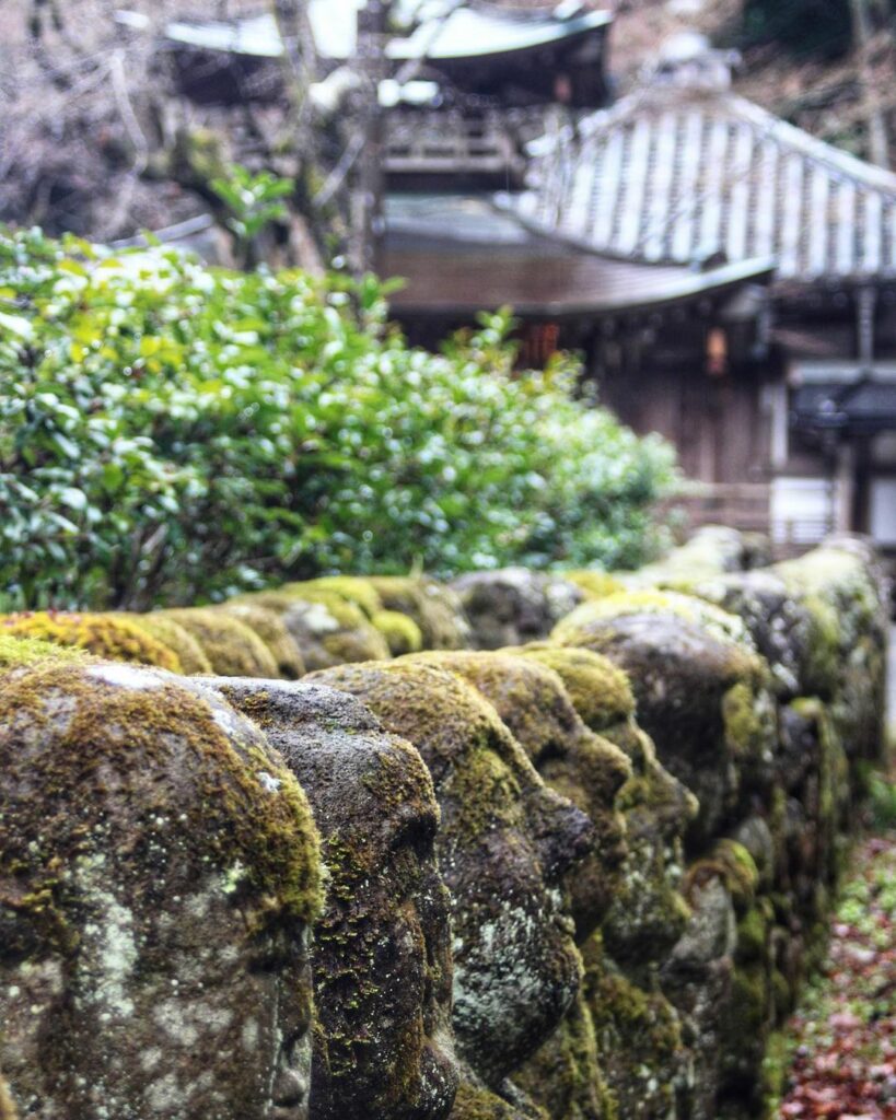 Otagi Nenbutsu-ji - wall of rakan statues welcome you outside the temple