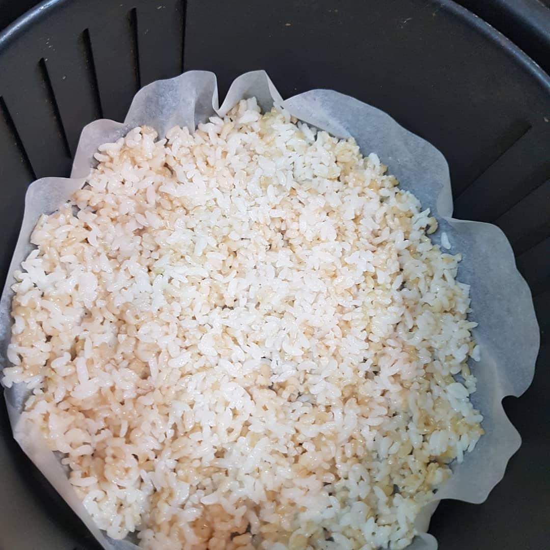 Scorched rice crisps