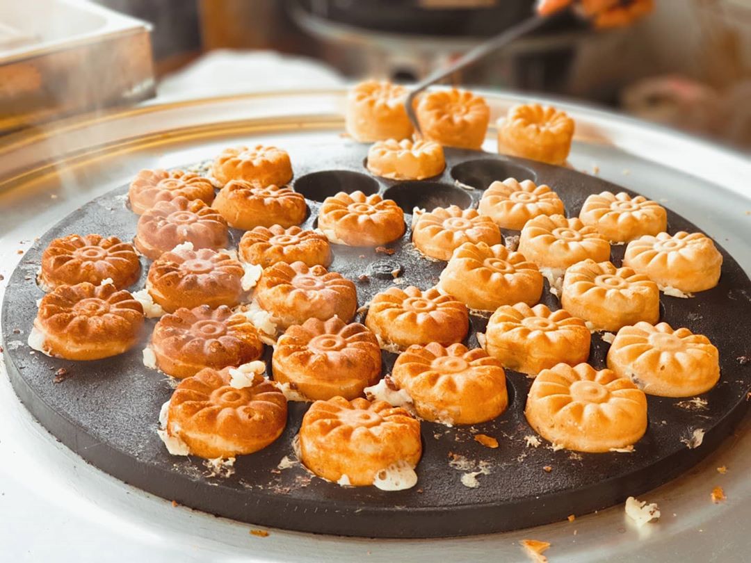 Korean Traditional Snacks chrysanthemum bread gukhwappang