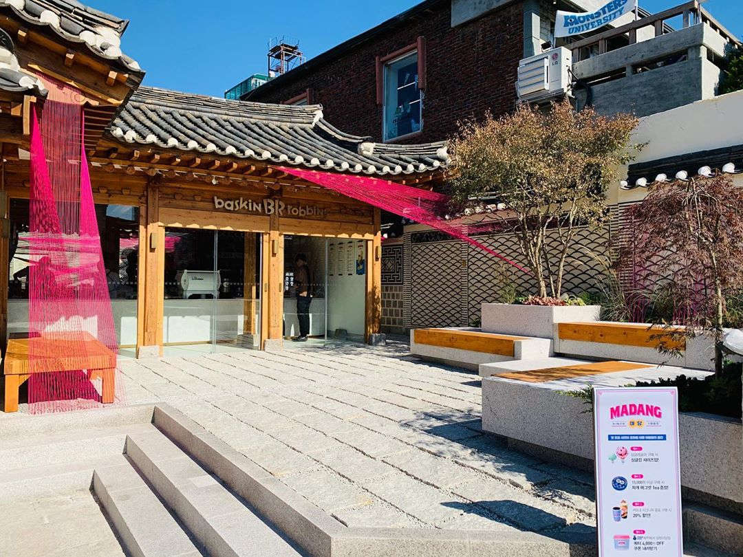 Baskin Robbins Hanok Samcheong - Courtyard, madang, outdoor seats