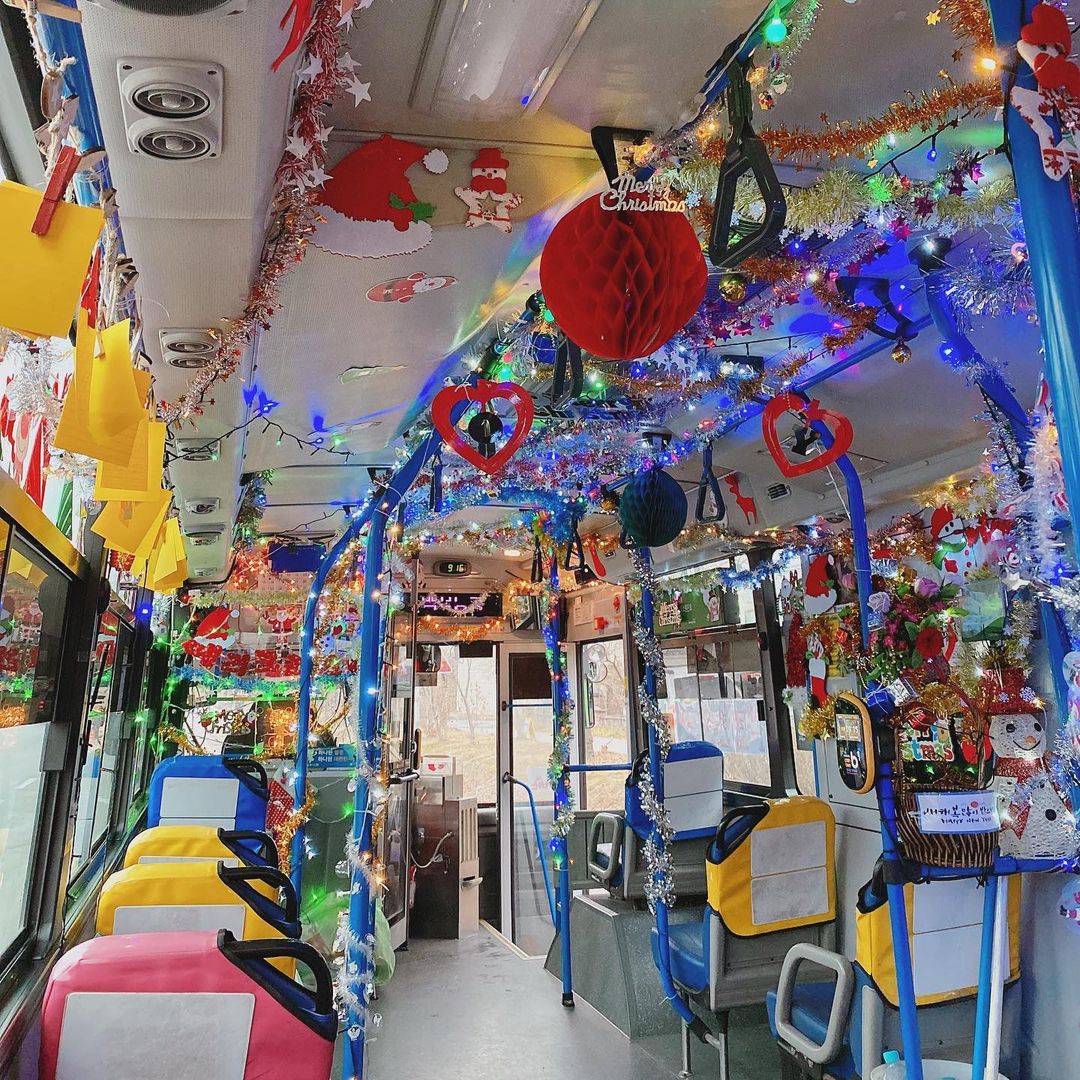 Santa Buses Busan - Christmas decor