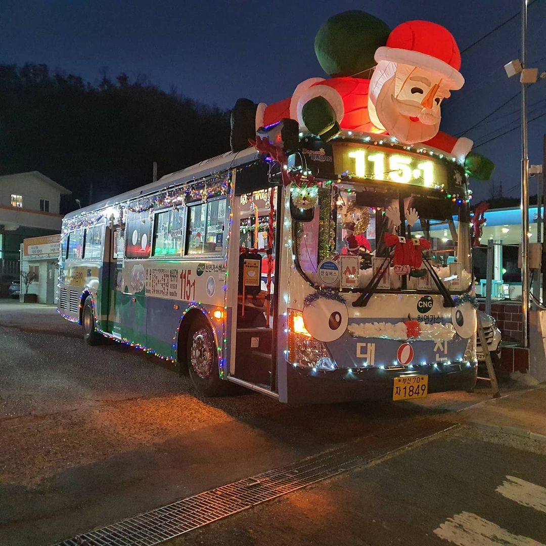 Santa Buses Busan - Christmas decor