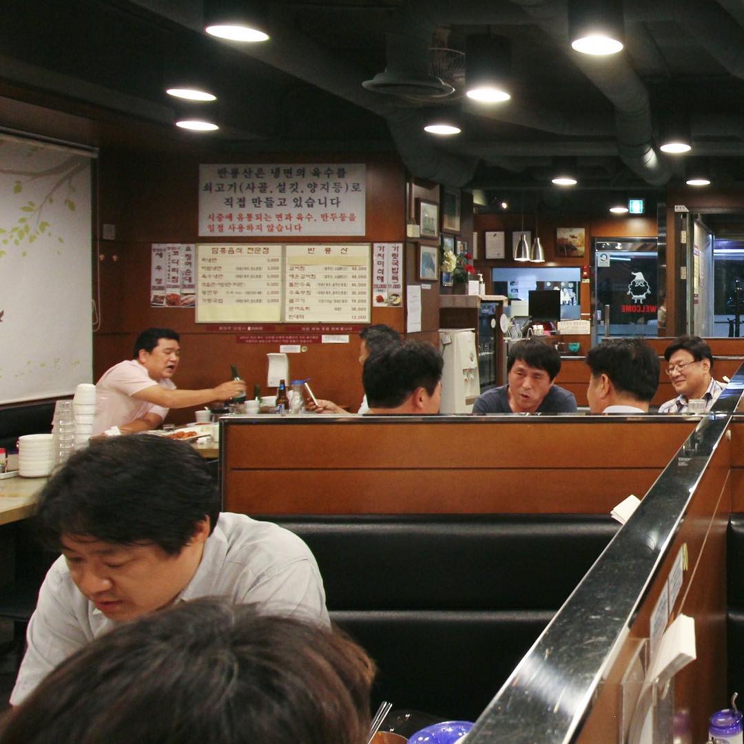 north korean restaurants - banryongsan interior