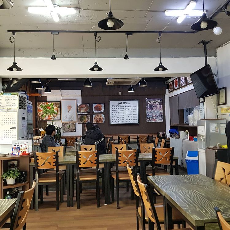 north korean restaurants - dongmu bapsang interior