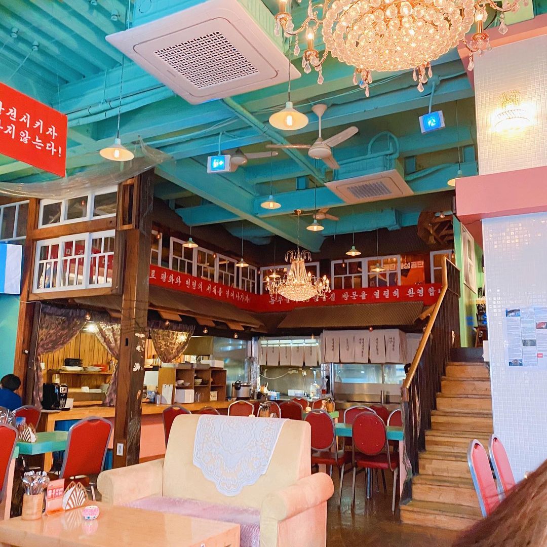 north korean restaurants - pyeongyang suljib interior