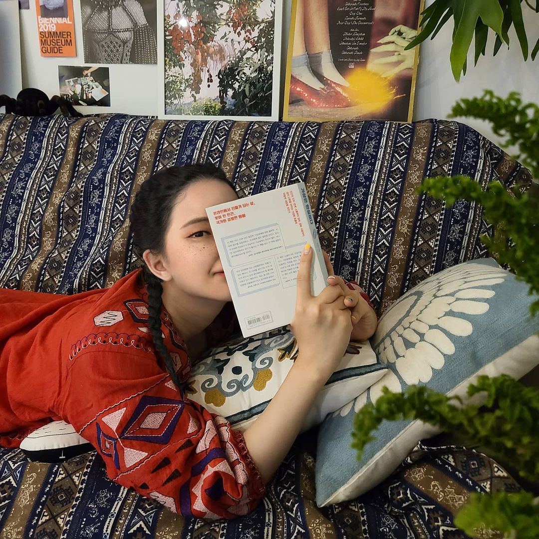 Korean Virtual Influencer - rozy reading a book