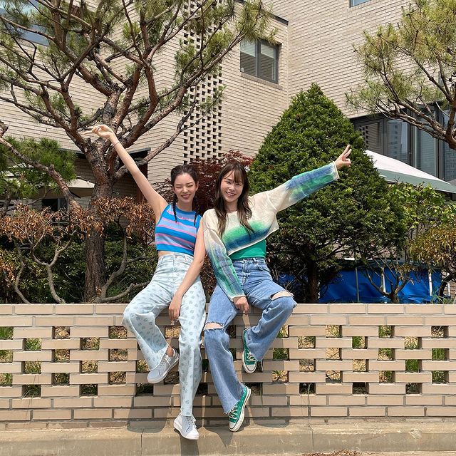 Korean Virtual Influencer - rozy and her friend