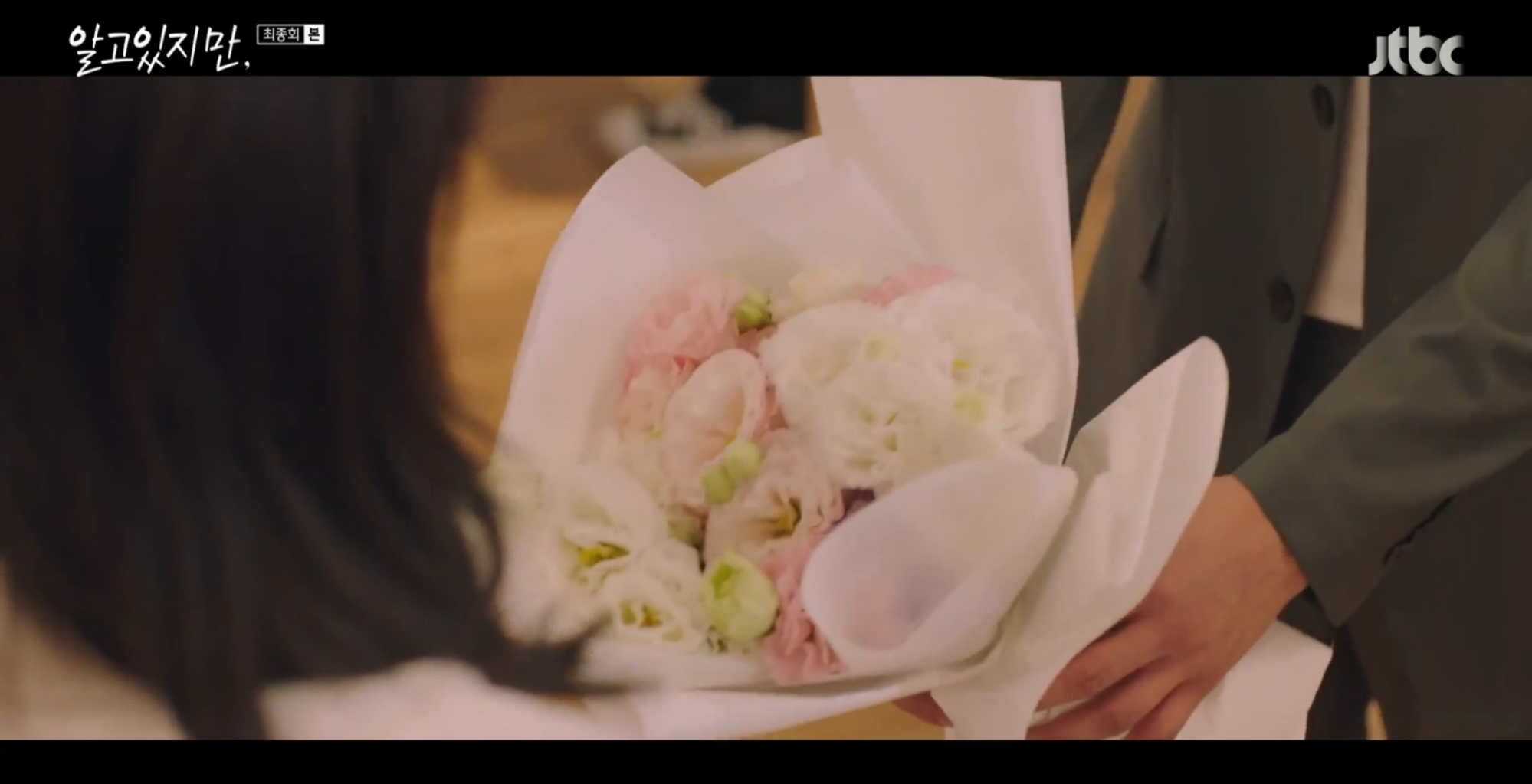 Nevertheless Finale Review - do-hyeok giving na-bi flowers 