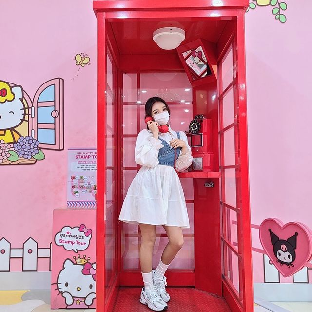 hello kitty island - red phonebooth 