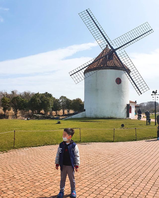 Theme parks in Korea - Windmill is a popular photo spot at Lakeside Station