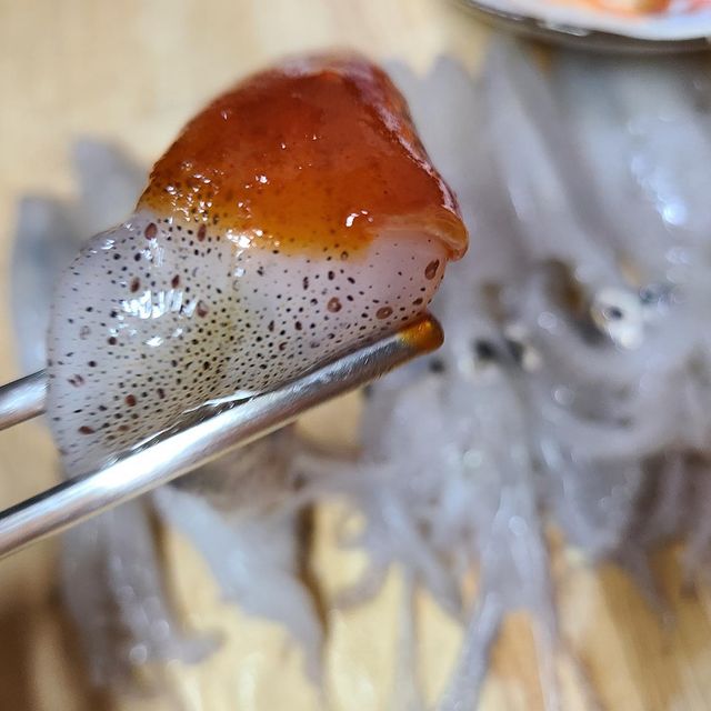 Weirdest Korean foods - Baby squid sashimi or ggolddugi