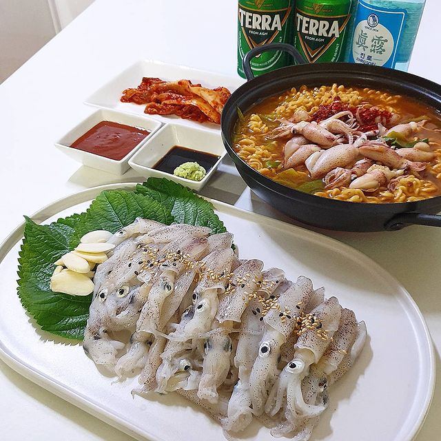 Weirdest Korean foods - Baby squid sashimi or ggolddugi