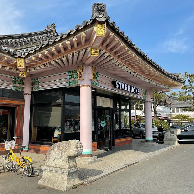 Starbucks Gyeongju Daereungwon - The entrance of the cafe is guarded by two sculptures, also known as “haetae” in Korean