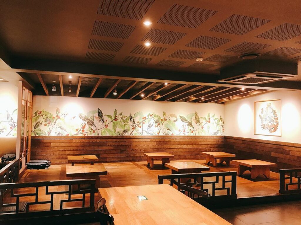 Starbucks Gyeongju Daereungwon - Floor seating area