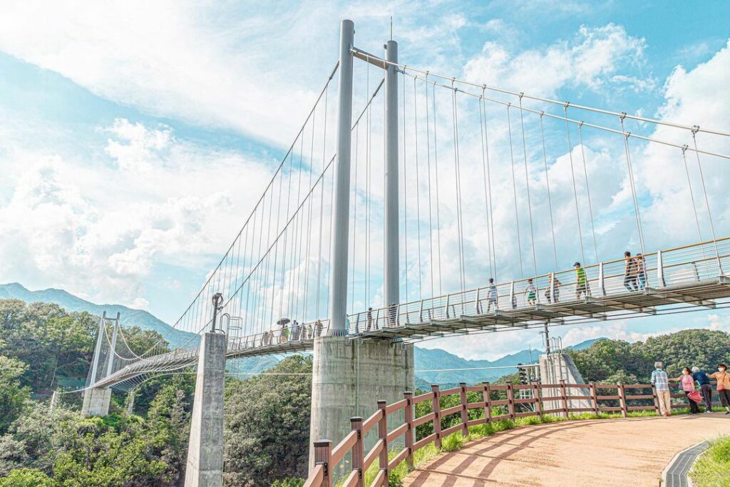 Korean drama filming locations - Crash Landing On You - Hantan River Sky Bridge 포천한탄강하늘다리