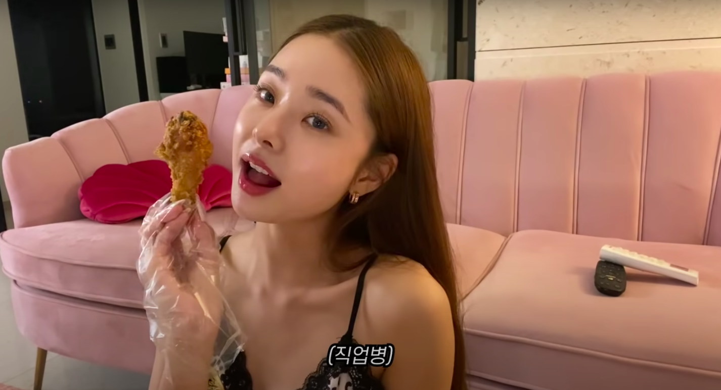 Single’s Inferno Song Ji-a - her favourite chicken brand is bb.q Chicken 