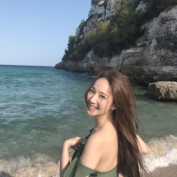 Park Min-young facts - Park Min-young having a whale of a time in Majorca, Spain