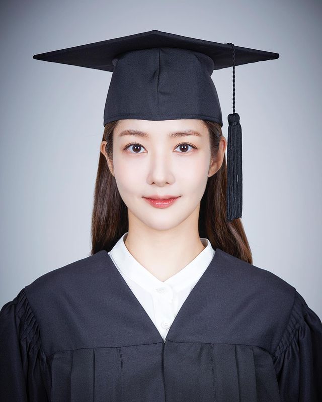Park Min-young facts - she studied abroad for three years 