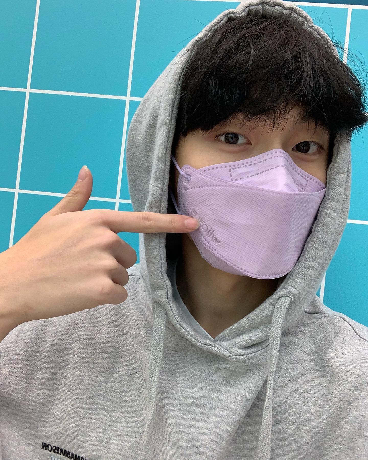 Yoon Chan-young facts - hoodie and mask