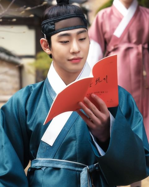 Ahn Hyo-seop facts - He’s an avid reader