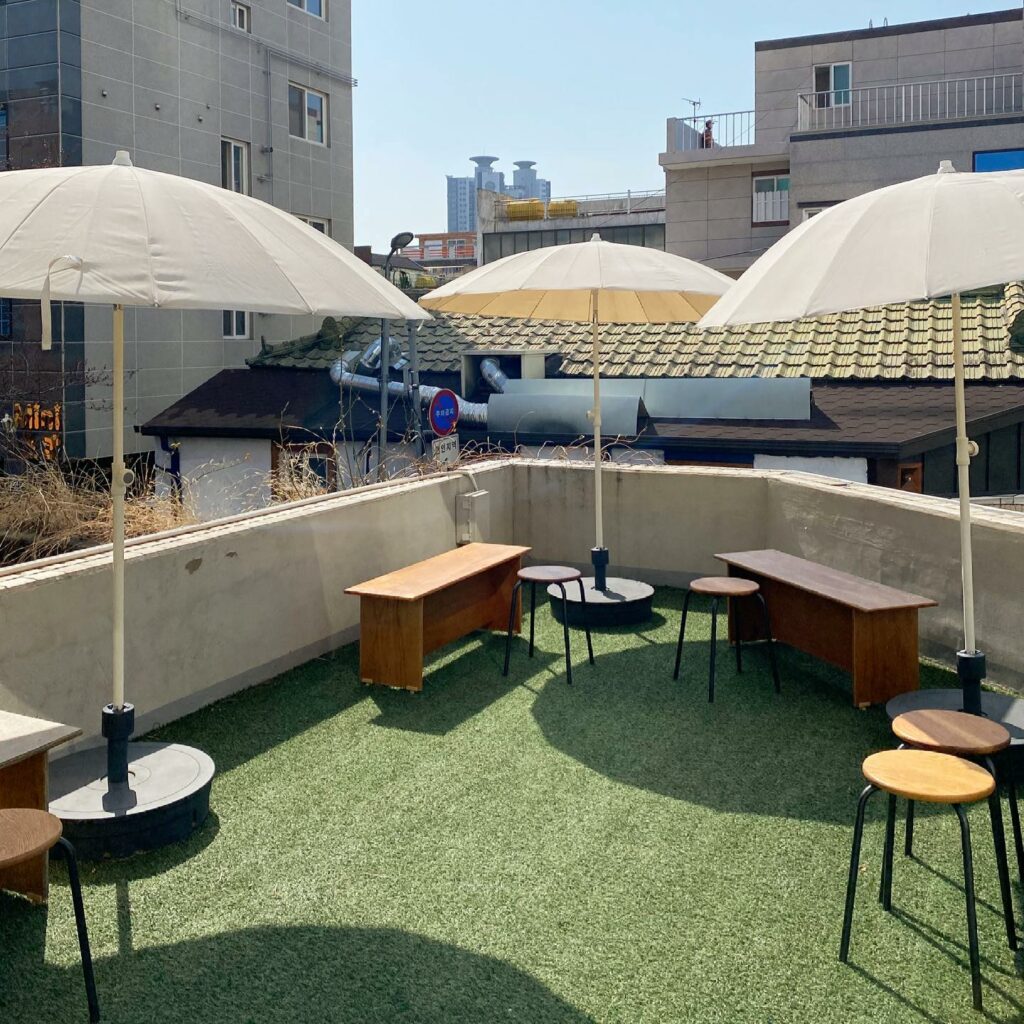 Cherry blossom cafes in Korea - LIT cafe outdoor area
