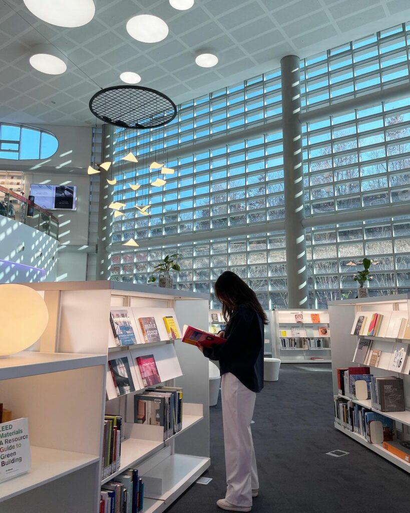 Uijeongbu Art Library - reading in library
