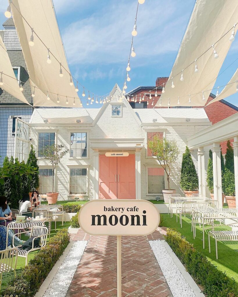 Mooni Cafe - cafe exterior