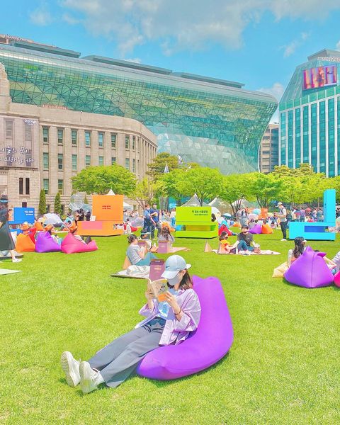 Seoul Outdoor Library - bean bags are provided 