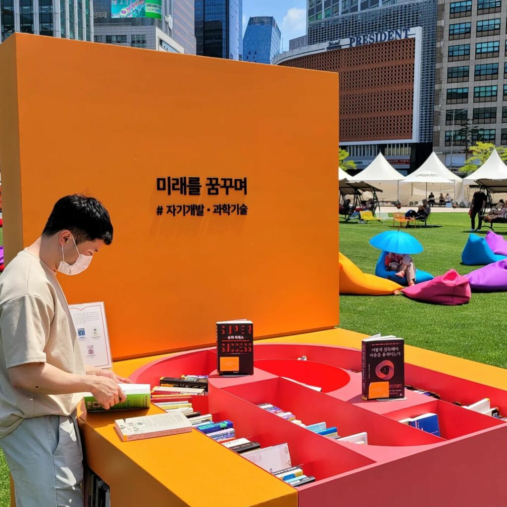 Seoul Outdoor Library - books talks and exhibition are open