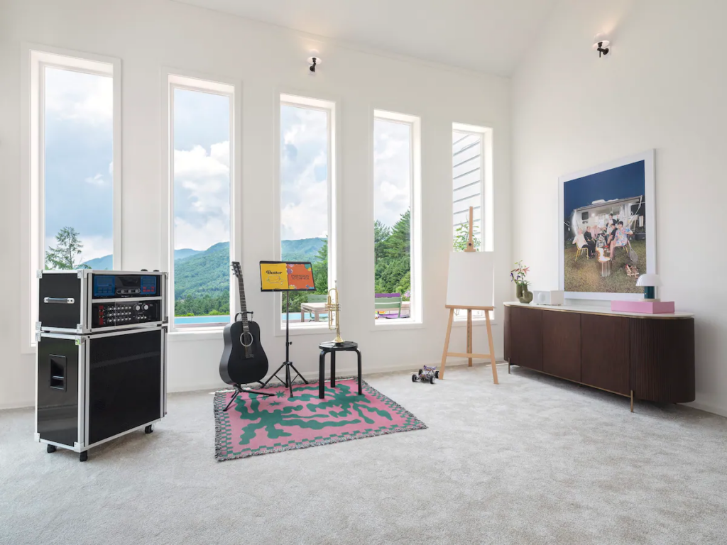 TS’ In The Soop Airbnb - music room