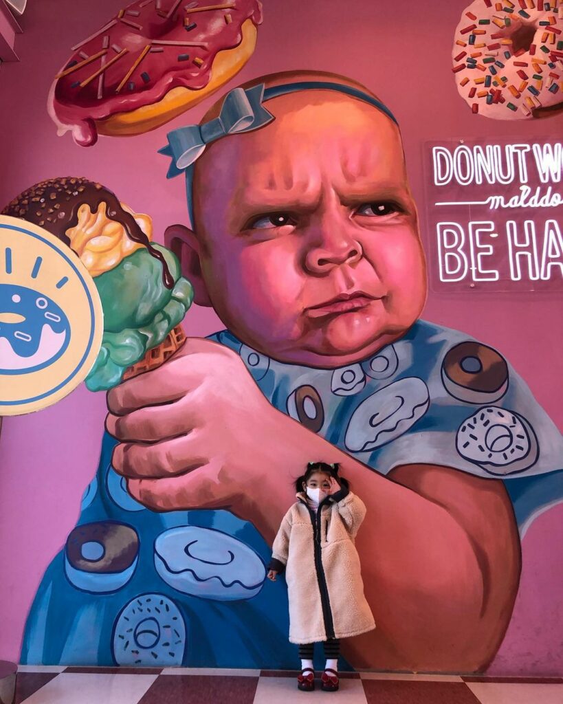 MalDdong Donut - baby holding ice-cream photo zone 