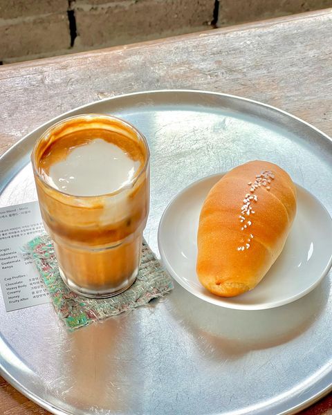 Mohen Coffee - latte with salt bread 