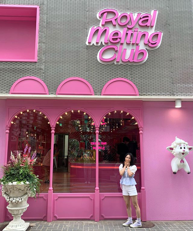 Royal Melting Club - entrance of the cafe 