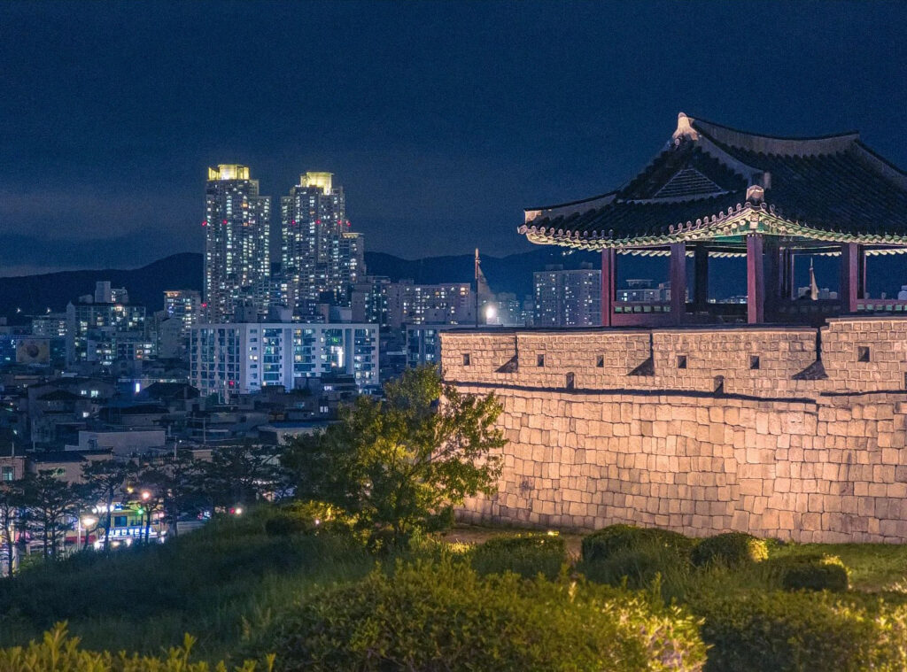 Korean satoori - Hwaseong Fortress in Suwon