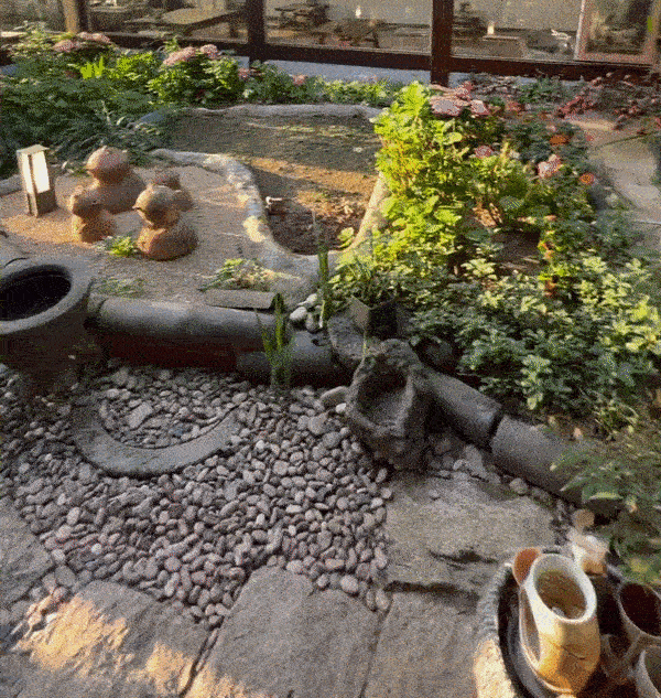 Cha-teul - courtyard covered with pebbles and granite stepping stones